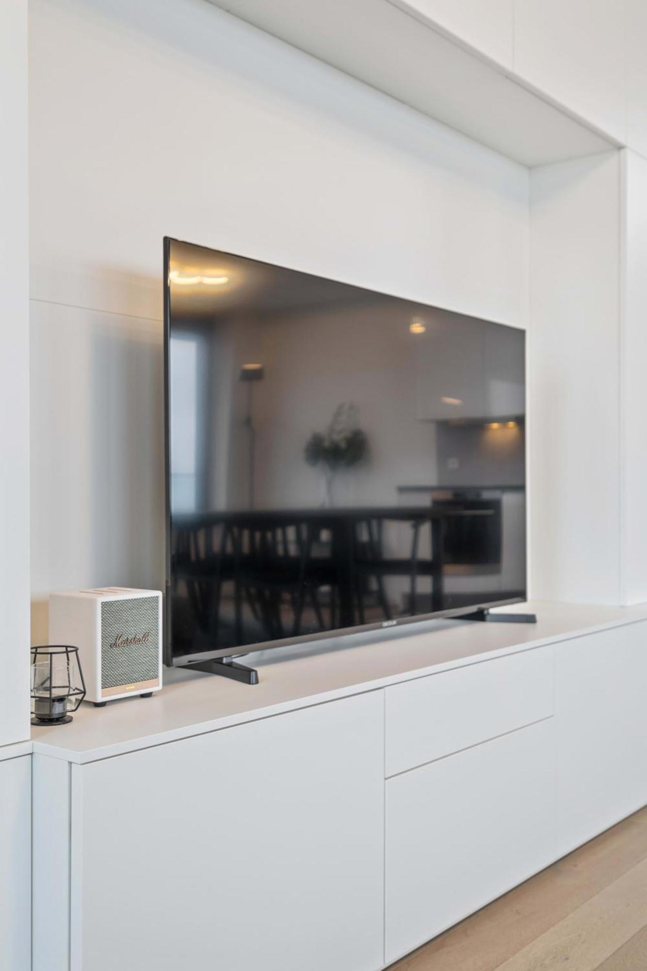 Modern 2BR Apartment with Pool & City Views Люксембург Экстерьер фото
