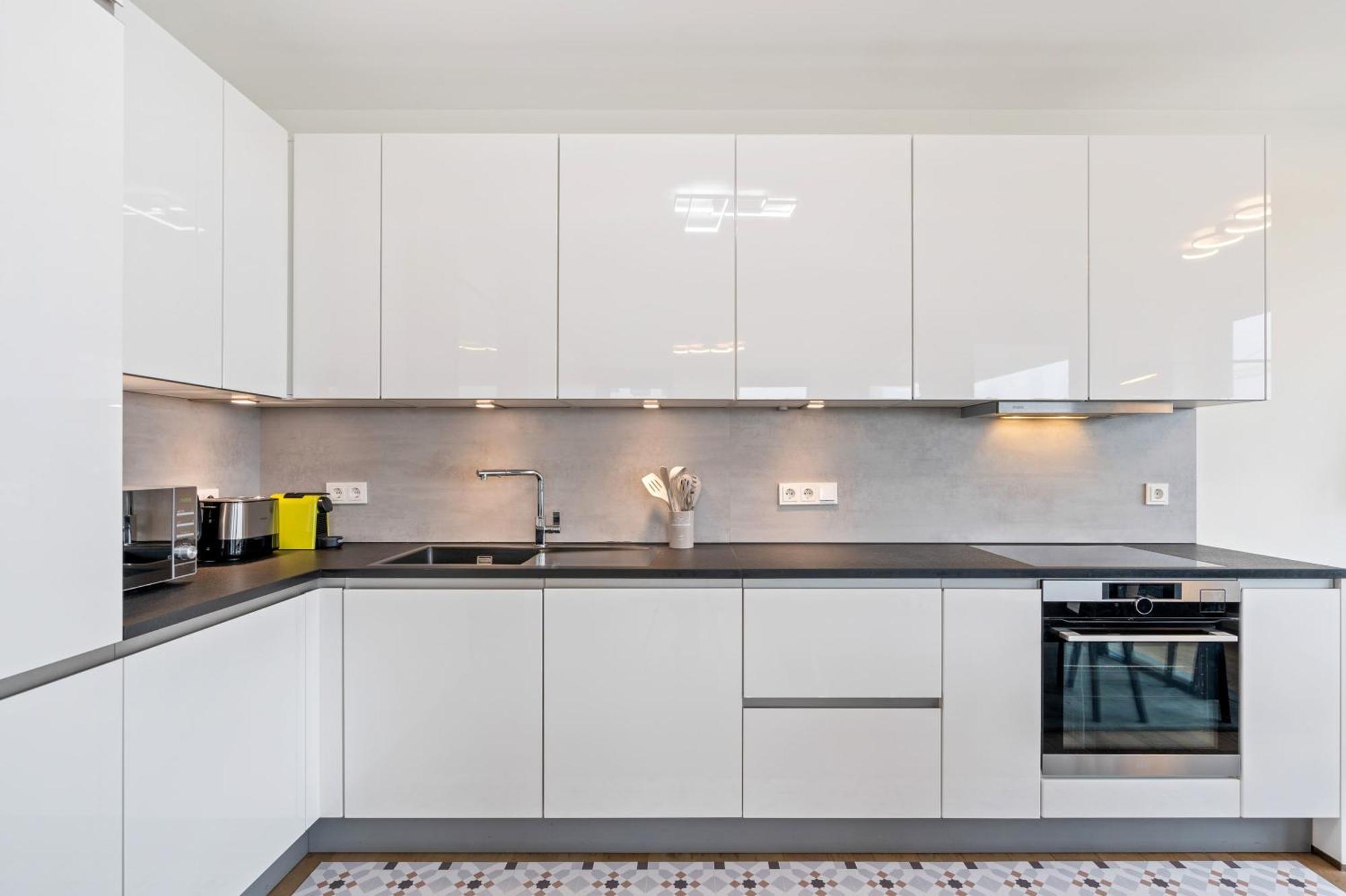 Modern 2BR Apartment with Pool & City Views Люксембург Экстерьер фото