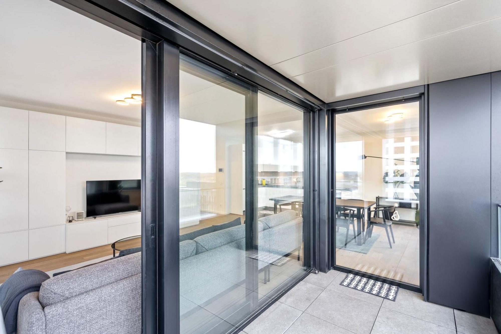 Modern 2BR Apartment with Pool & City Views Люксембург Экстерьер фото